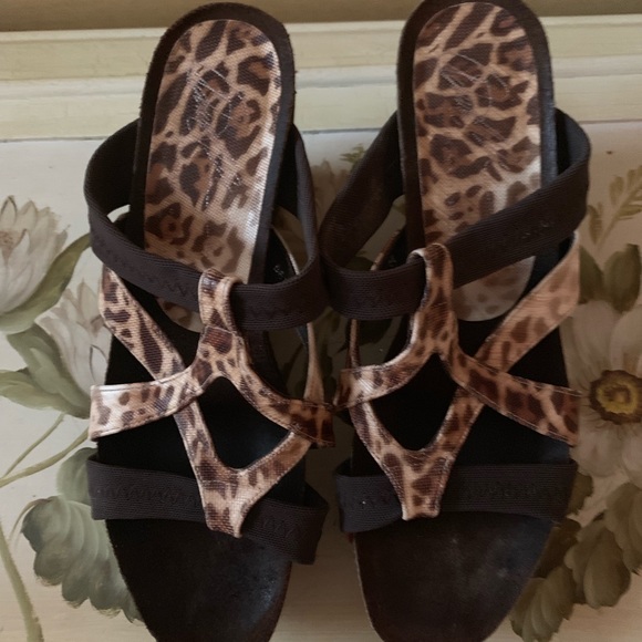 Size 7 Donald Pliner sandals - Picture 3 of 5